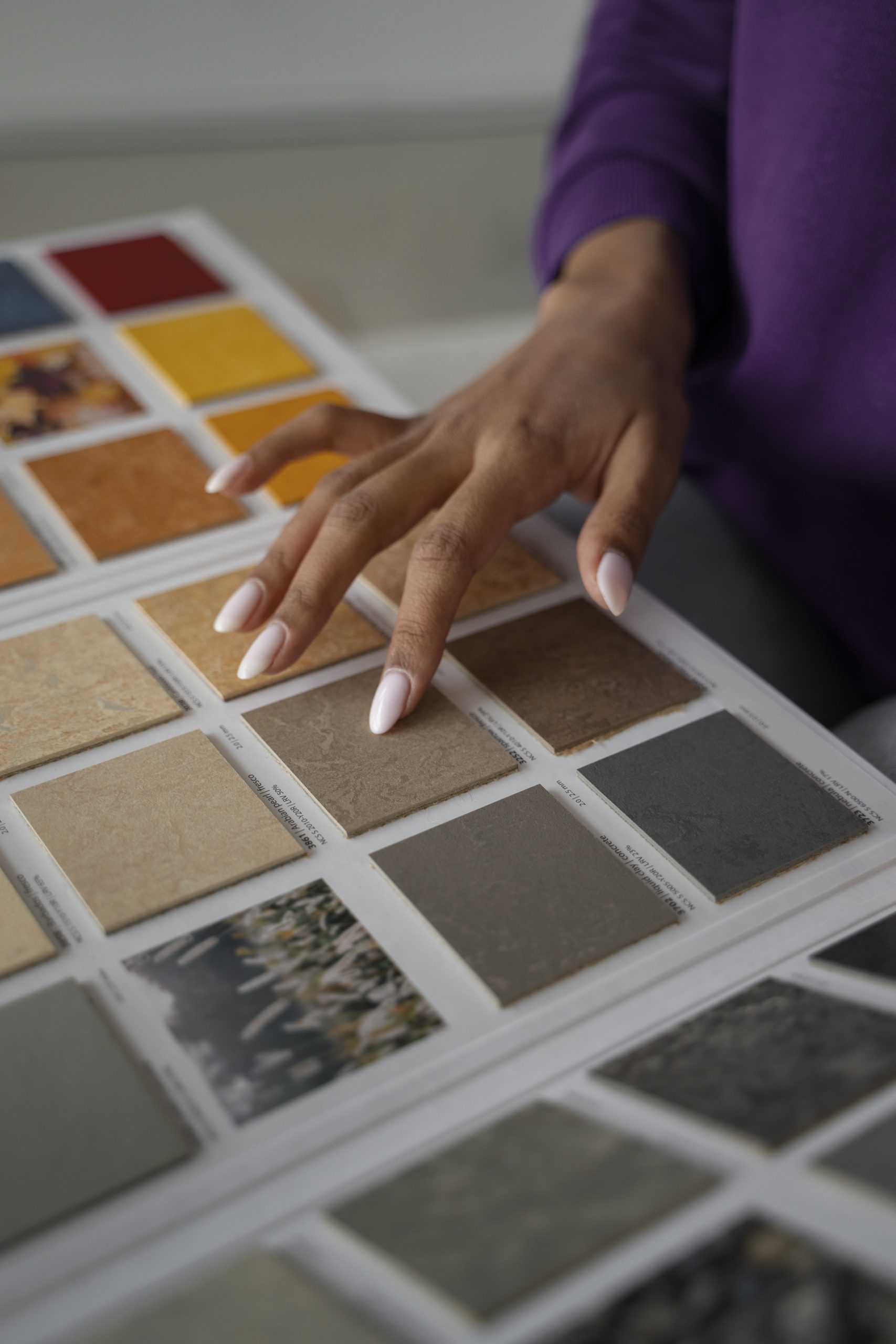 PALETTE.STUDIOGEO.TN Negli ultimi anni, la carta da parati è tornata protagonista nel mondo dell’interior design e dell’architettura. Non più relegata agli anni ’70 o alle vecchie abitazioni, oggi rappresenta una soluzione moderna, creativa e sostenibile per dare nuova vita agli ambienti. In Val di Fiemme, dove il legame con la natura è fortissimo, le nuove tendenze di colori e pattern offrono infinite possibilità per personalizzare case, appartamenti e strutture ricettive. Noi di StudioGeo.tn seguiamo con attenzione le novità del settore per proporre ai nostri clienti soluzioni che uniscono estetica, funzionalità e armonia con il territorio.